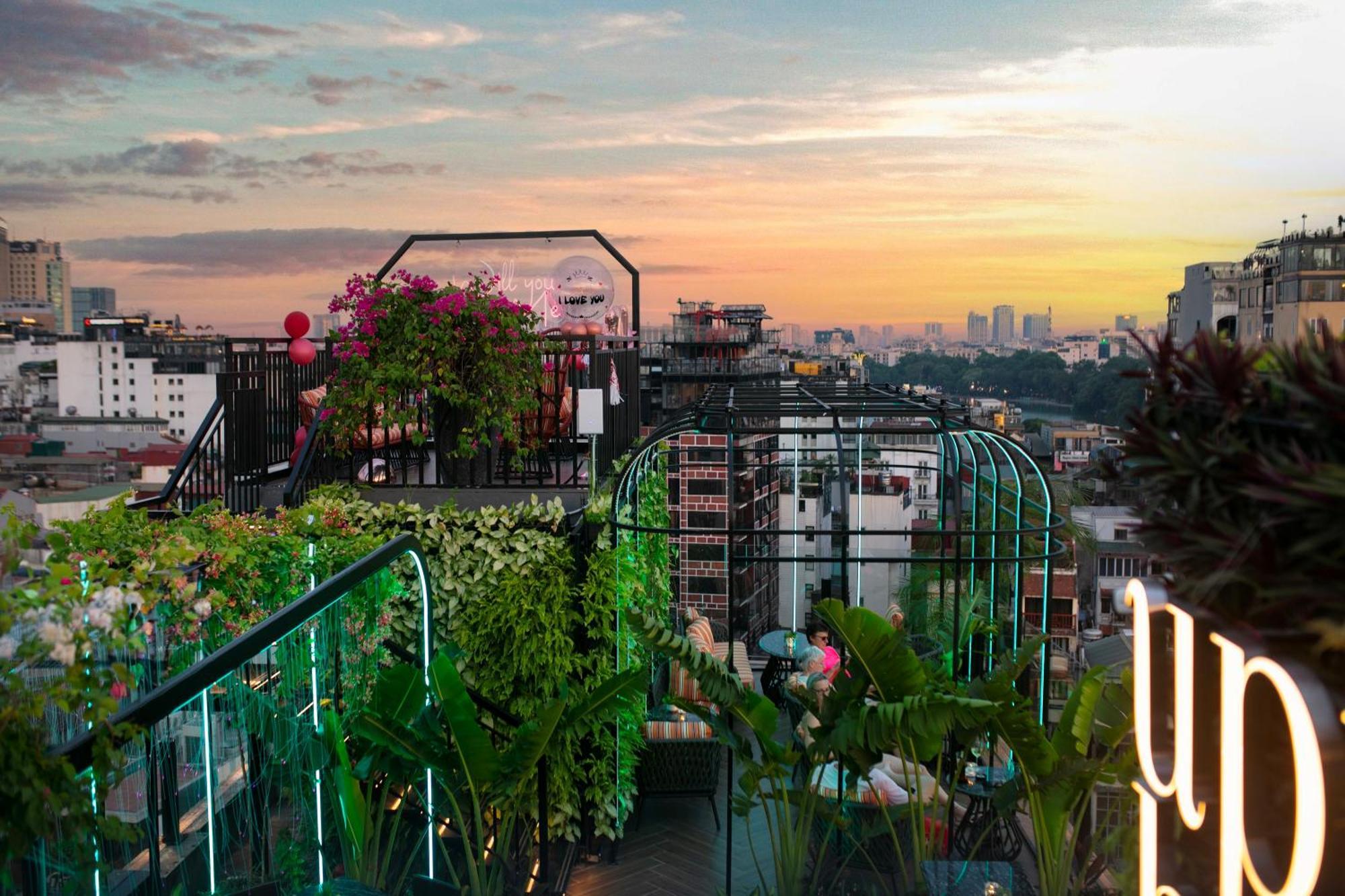 May De Ville Crown Hotel Ханой Экстерьер фото Rooftop garden in Mexico City