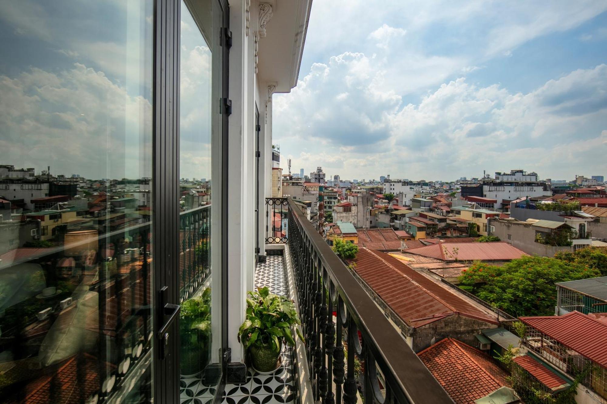 May De Ville Crown Hotel Ханой Экстерьер фото A view of the city from the balcony of a house in the district