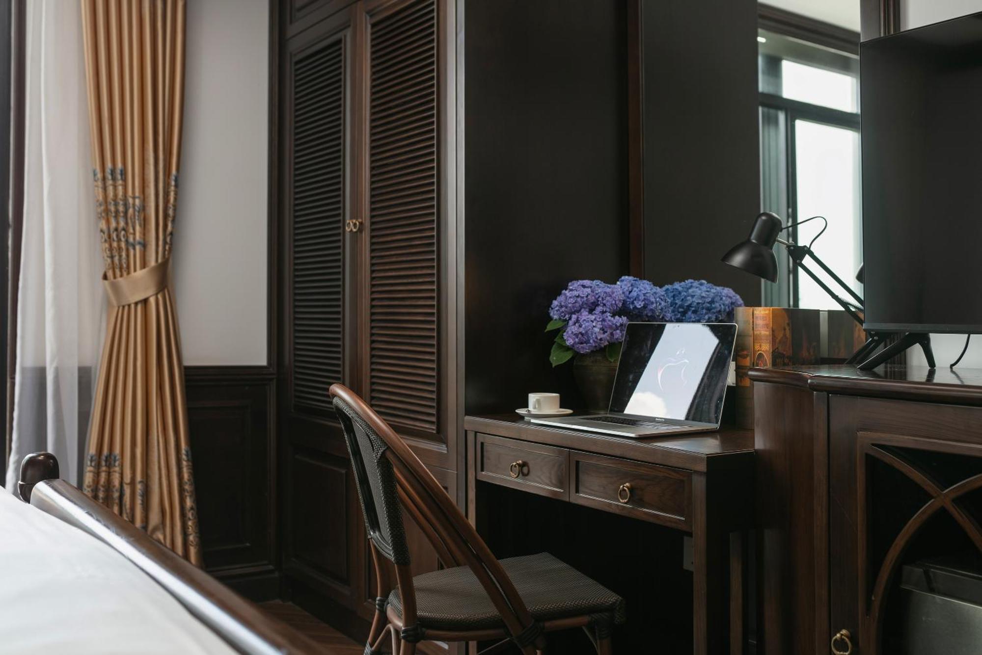 May De Ville Crown Hotel Ханой Экстерьер фото A room at the hotel