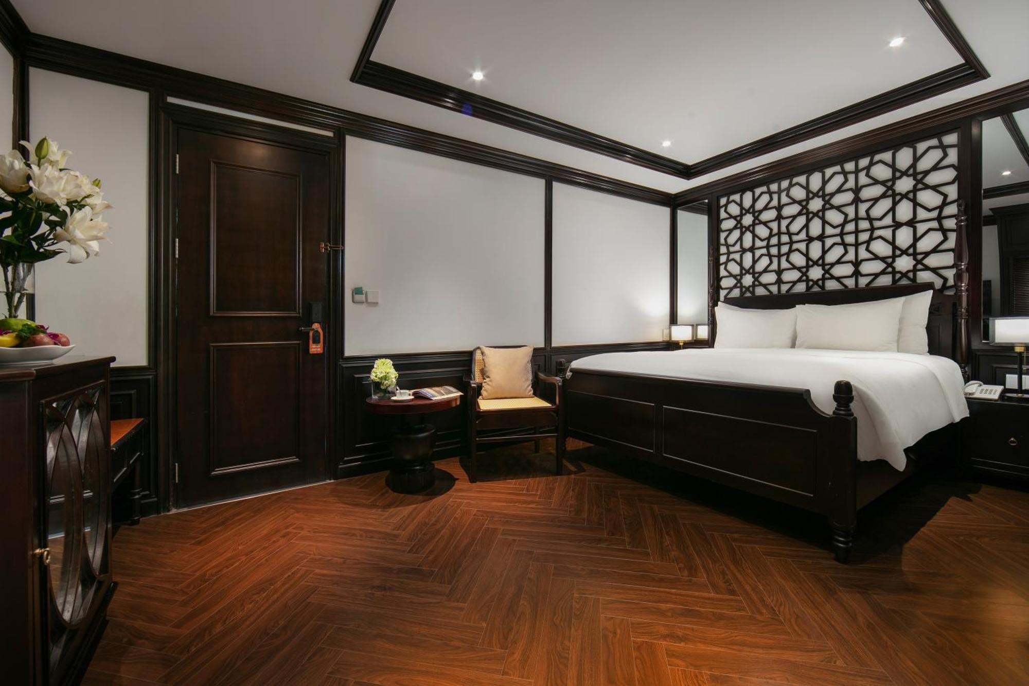 May De Ville Crown Hotel Ханой Экстерьер фото Deluxe Suite