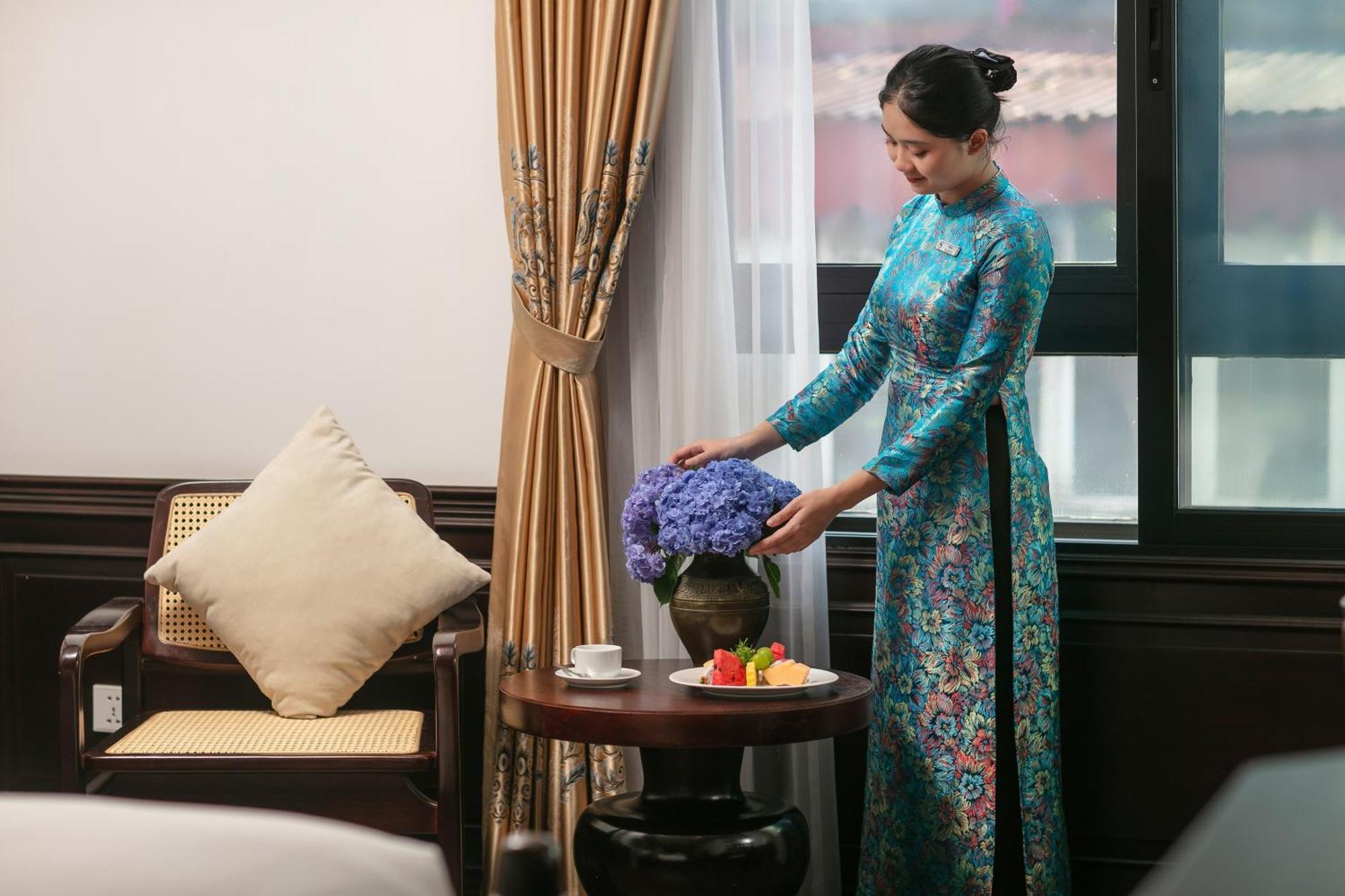 May De Ville Crown Hotel Ханой Экстерьер фото A Vietnamese woman wearing an áo dài