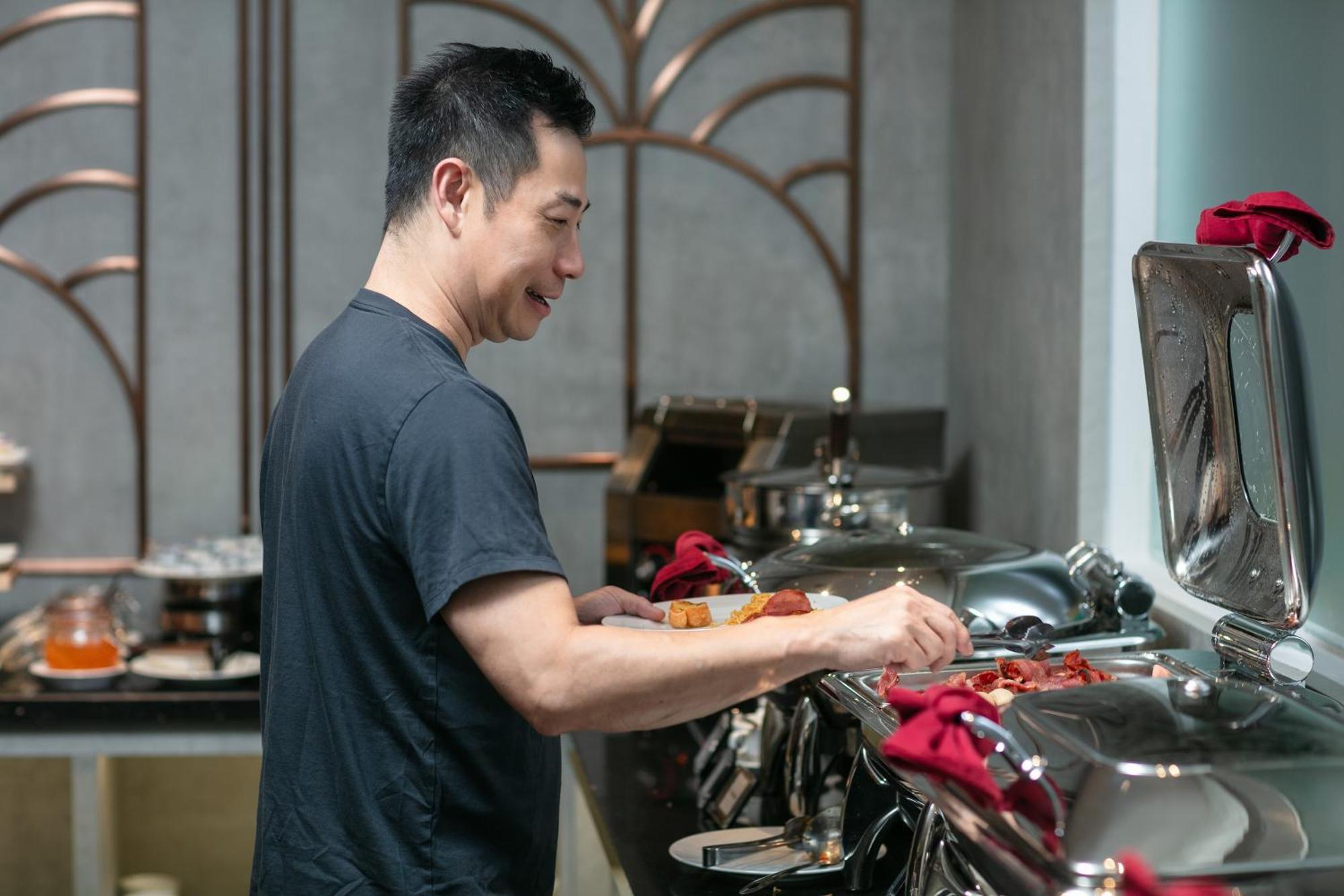 May De Ville Crown Hotel Ханой Экстерьер фото Chef preparing food at a buffet