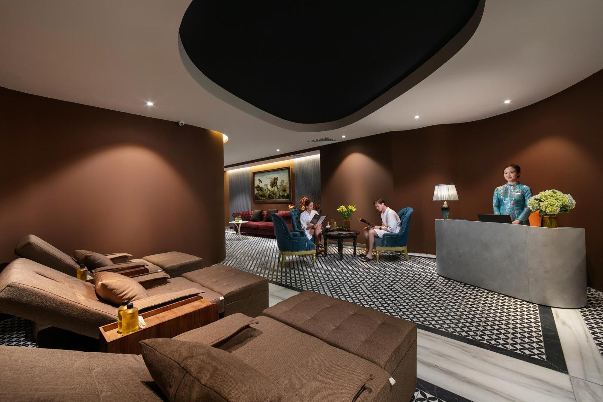 May De Ville Crown Hotel Ханой Экстерьер фото The Wing at Hong Kong International Airport
