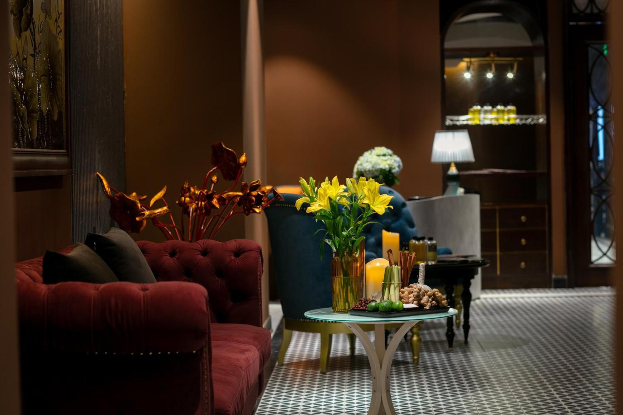 May De Ville Crown Hotel Ханой Экстерьер фото The lobby of the hotel